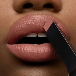 INCENZARouge Pur Couture The Slim Glow Matte Rouge à lèvres mat lumineux. Confort longue durée. Couleur couture