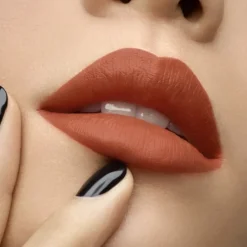 INCENZARouge Pur Couture The Slim Glow Matte Rouge à lèvres mat lumineux. Confort longue durée. Couleur couture